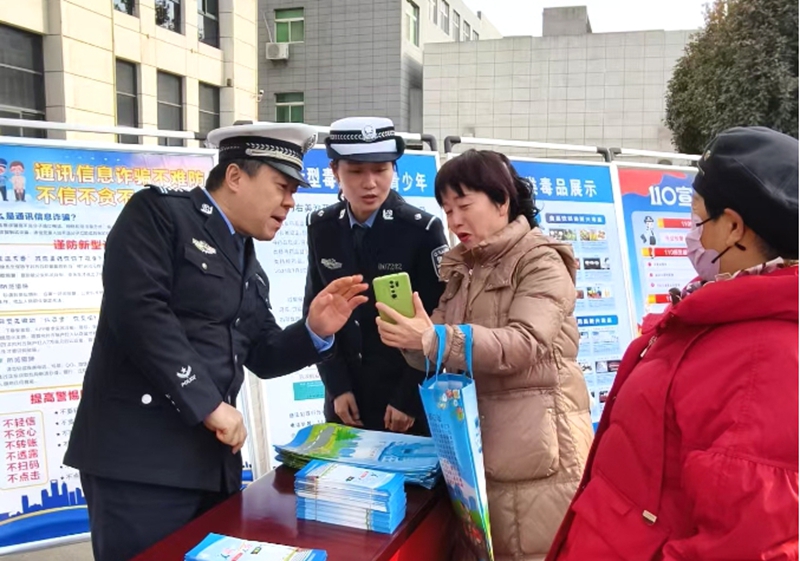 富平县公安局交警大队积极开展110宣传日集中宣传活动。