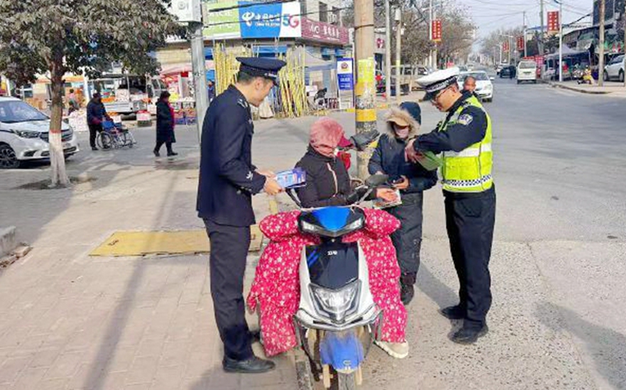 富平流曲派出所与交警携手开展安全知识宣传活动。