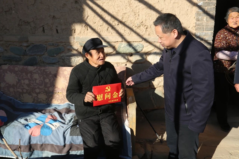 潼关县人民检察院党组书记、检察长王亚锋走访慰问老党员和困难党员。