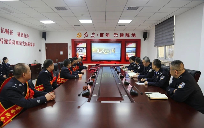 潼关县公安局举行2024年度人民警察荣誉仪式。