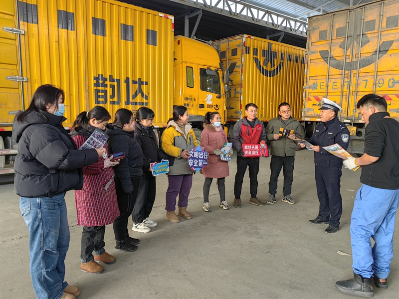 1月13日,大荔公安交警走进辖区快递公司开展交通安全宣传活动。 1月13日,大荔公安交警走进辖区快递公司开展交通安全宣传活动。