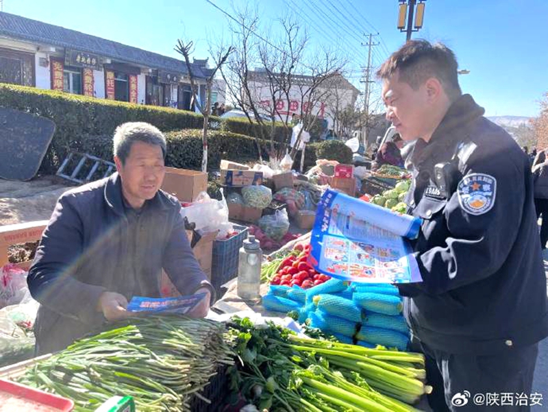 韩城公安西庄派出所民警走进西庄镇集市纵深推进电信网络诈骗防范宣传活动。 韩城公安西庄派出所民警走进西庄镇集市纵深推进电信网络诈骗防范宣传活动。