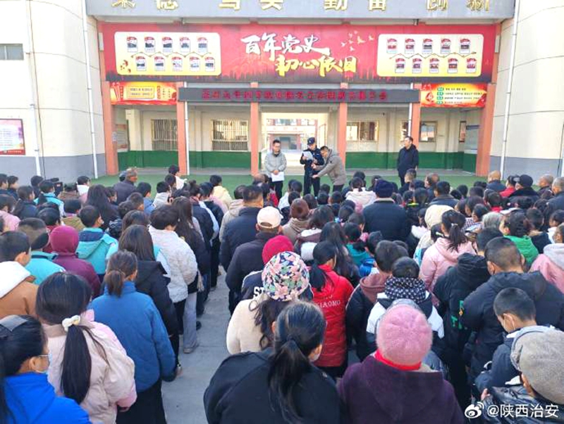 合阳公安路井派出所走进辖区中小学为师生及学生家长开展寒假安全课。 合阳公安路井派出所走进辖区中小学为师生及学生家长开展寒假安全课。