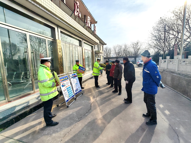 韩城公安交警开展春节前交通安全宣传活动。 韩城公安交警开展春节前交通安全宣传活动。