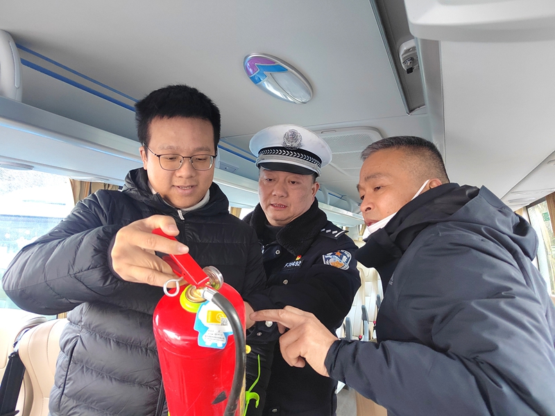 华州分局交管大队联合区交运部门深入辖区重点运输企业开展春运前安全检查。 华州分局交管大队联合区交运部门深入辖区重点运输企业开展春运前安全检查。