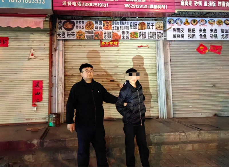 华阴公安破获“拉车门”式盗窃案件。 华阴公安破获“拉车门”式盗窃案件。