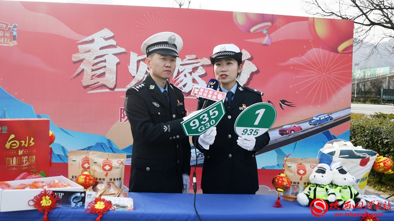 渭南交警开展2025年春运公安部交管局“300+小时直播”第一场活动。记者 陈冰娟 摄 渭南交警开展2025年春运公安部交管局“300+小时直播”第一场活动。记者 陈冰娟 摄