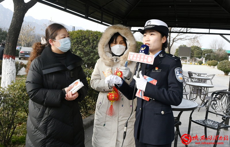 民警向群众介绍春运期间交通安全注意事项。记者 陈冰娟 摄 民警向群众介绍春运期间交通安全注意事项。记者 陈冰娟 摄