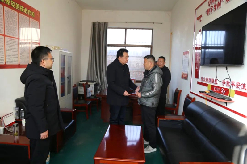 华州区人民检察院党组书记、检察长雷永强开展节前走访慰问活动。 华州区人民检察院党组书记、检察长雷永强开展节前走访慰问活动。