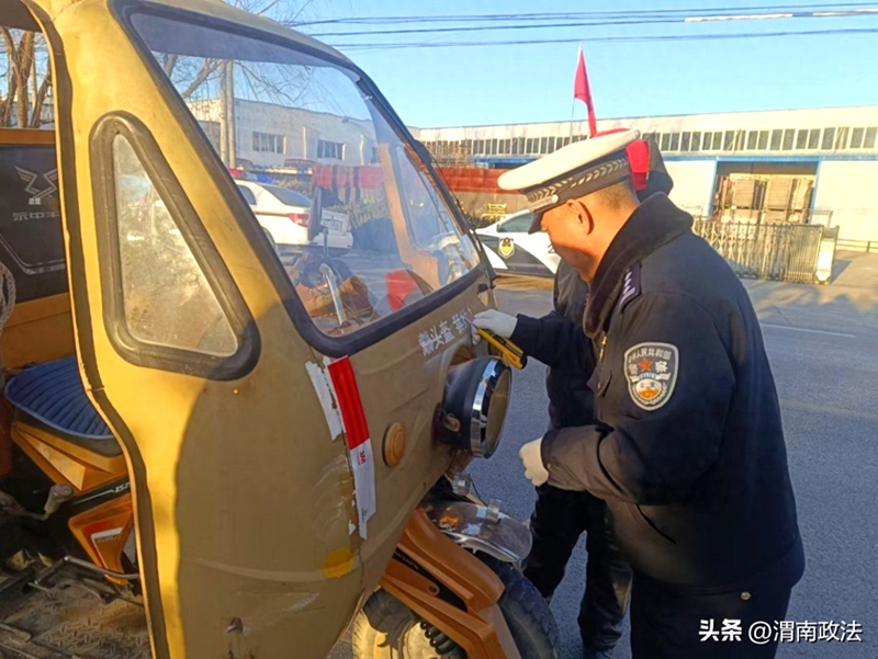 白水公安交警喷涂标语防事故,全力护航平安春运。 白水公安交警喷涂标语防事故,全力护航平安春运。