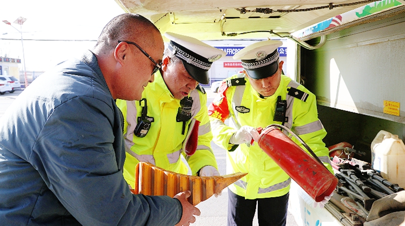 大荔公安交警全力护航春运平安路。 大荔公安交警全力护航春运平安路。