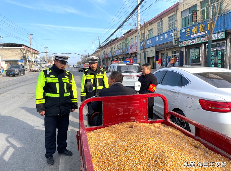 富平交警留古中队民辅警严查交通违法行为,护航平安春运。 富平交警留古中队民辅警严查交通违法行为,护航平安春运。