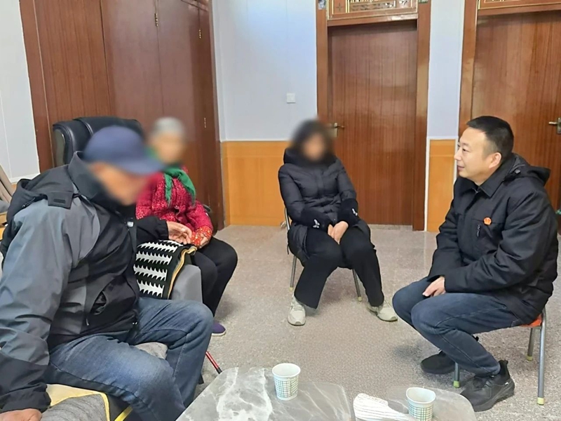 华州区法院高塘法庭调解一起赡养纠纷。 华州区法院高塘法庭调解一起赡养纠纷。