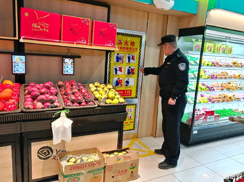 富平公安开展安全检查。 富平公安开展安全检查。