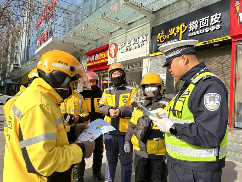 水县公安局交通管理大队在春运首日深入辖区外卖快递行业开展春运交通安全系列宣传活动。 水县公安局交通管理大队在春运首日深入辖区外卖快递行业开展春运交通安全系列宣传活动。