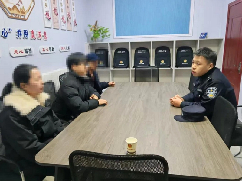 夫妻吵架妻子出走,合阳民警全力找回劝和。 夫妻吵架妻子出走,合阳民警全力找回劝和。