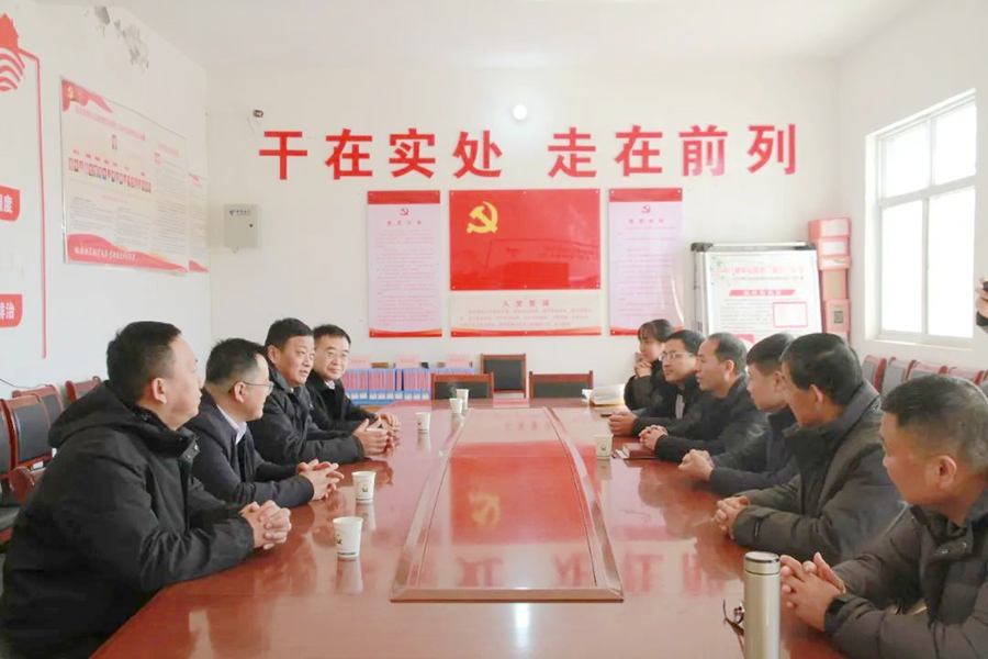 渭南市人民检察院党组书记、检察长殷军一行到包联帮扶的解放村走访慰问脱贫群众及驻村工作队。 渭南市人民检察院党组书记、检察长殷军一行到包联帮扶的解放村走访慰问脱贫群众及驻村工作队。