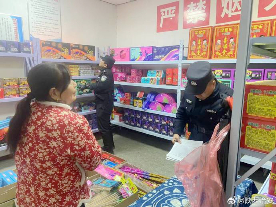 韩城公安开展烟花爆竹安全专项检查. 韩城公安开展烟花爆竹安全专项检查.