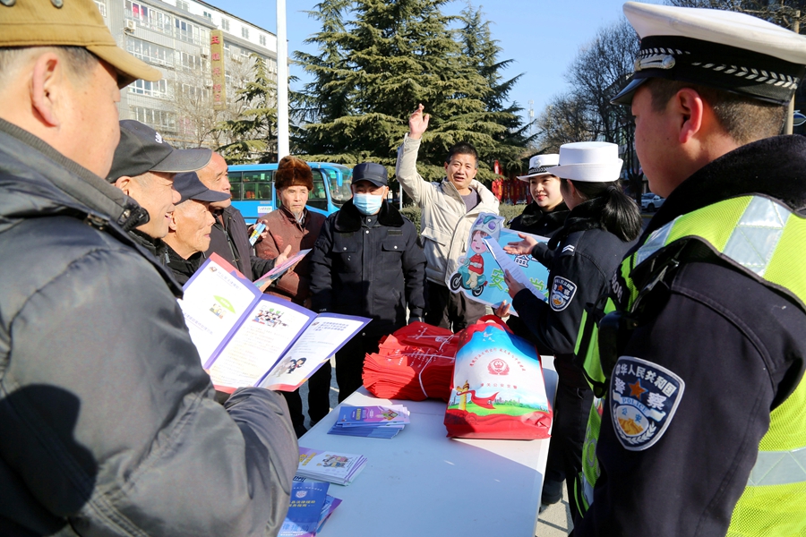 潼关交警开展春运安全“接站”普法宣传活动。 潼关交警开展春运安全“接站”普法宣传活动。