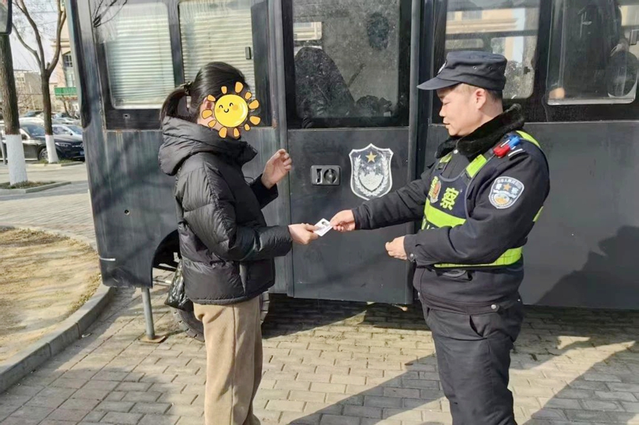 华州:热心群众捡到证件,巡特警助力归还失主。 华州:热心群众捡到证件,巡特警助力归还失主。