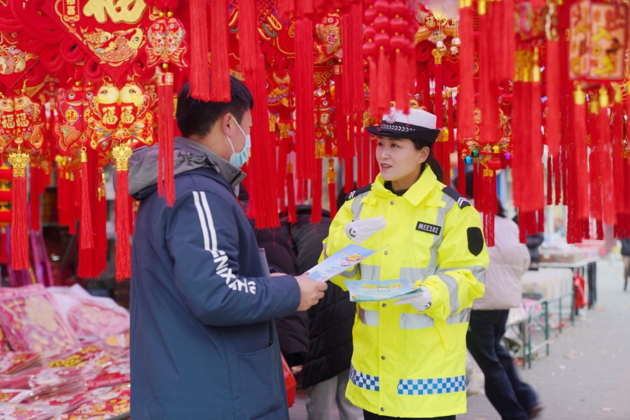 华阴交警走进集市开展春运主题宣传活动。
