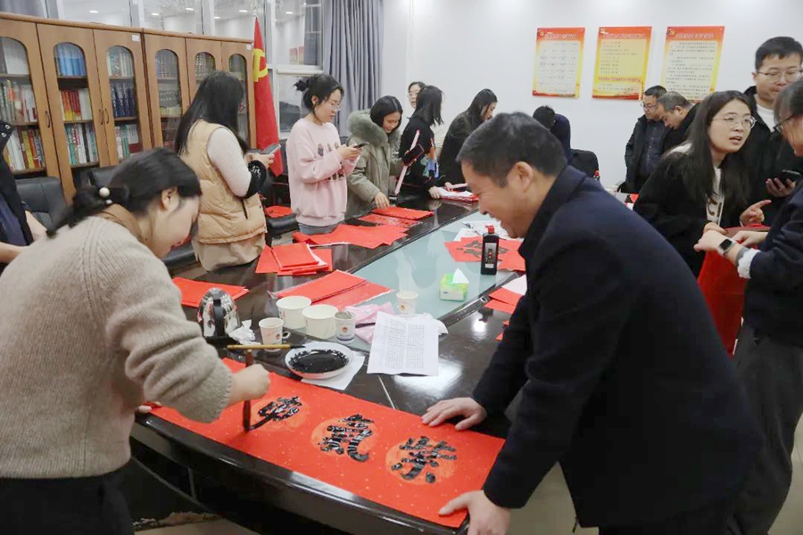 渭南市人民检察院开展春联书写赠送活动.