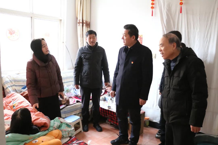 白水县人民检察院联合彭衙社区深入君乐花园、泰和家园等小区开展走访慰问活动.