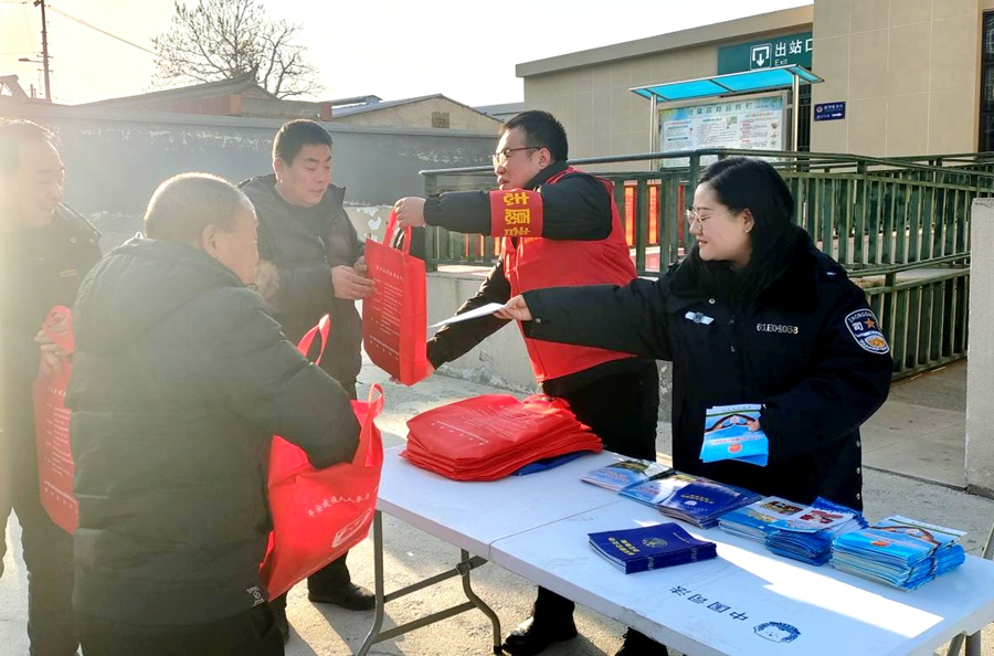 潼关县司法局开展法治助力春运普法宣传活动.