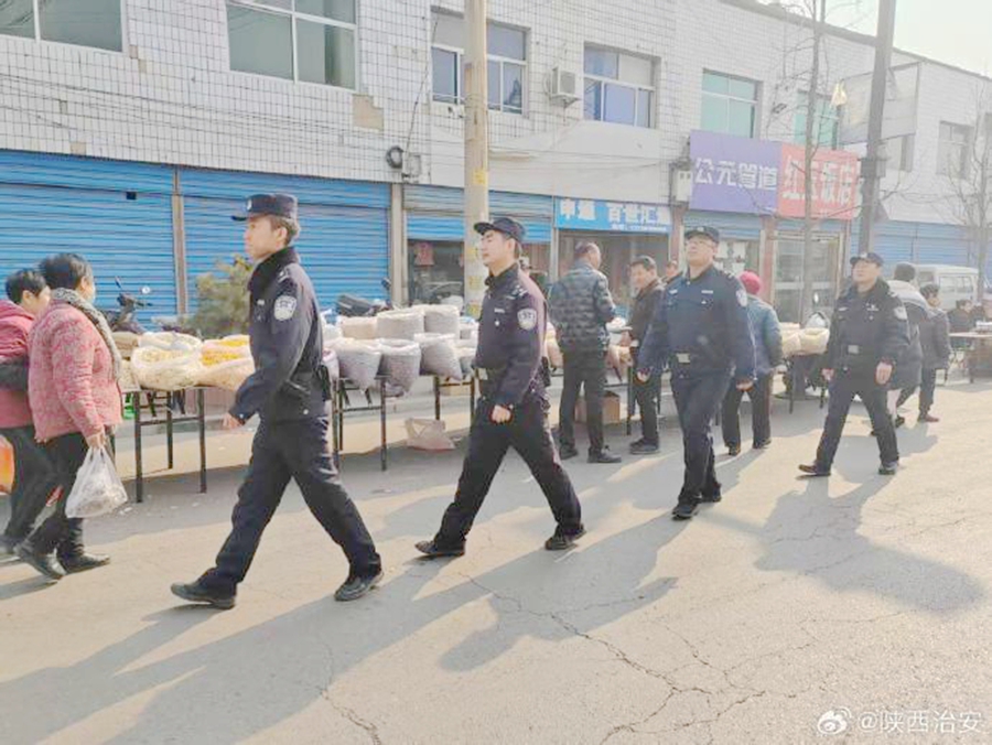 韩城昝村派出所组织民警走进昝村街道“逢三大集”开展徒步巡逻.