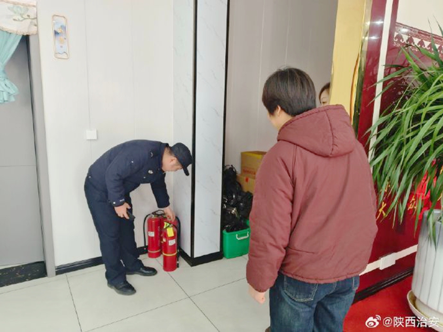 富平张桥派出所组织民辅警深入辖区开展安全检查。