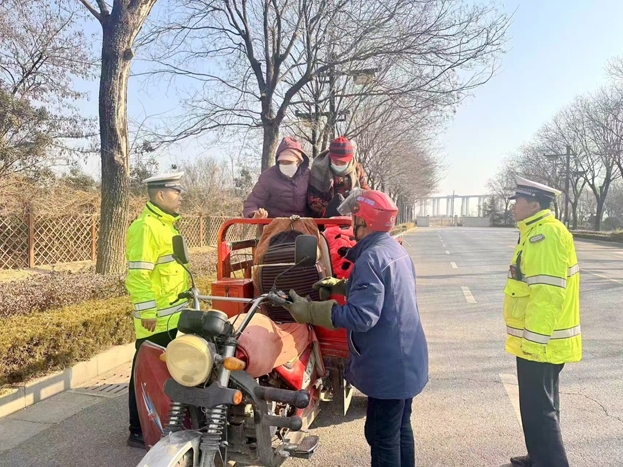 韩城公安交警严查各类交通违法行为。