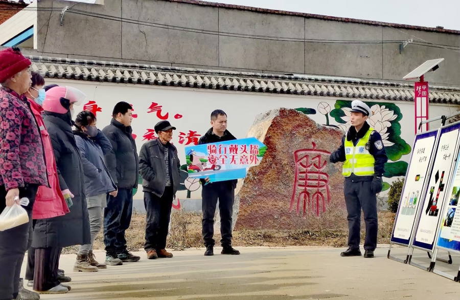 蒲城交警开展交通安全宣传活动。