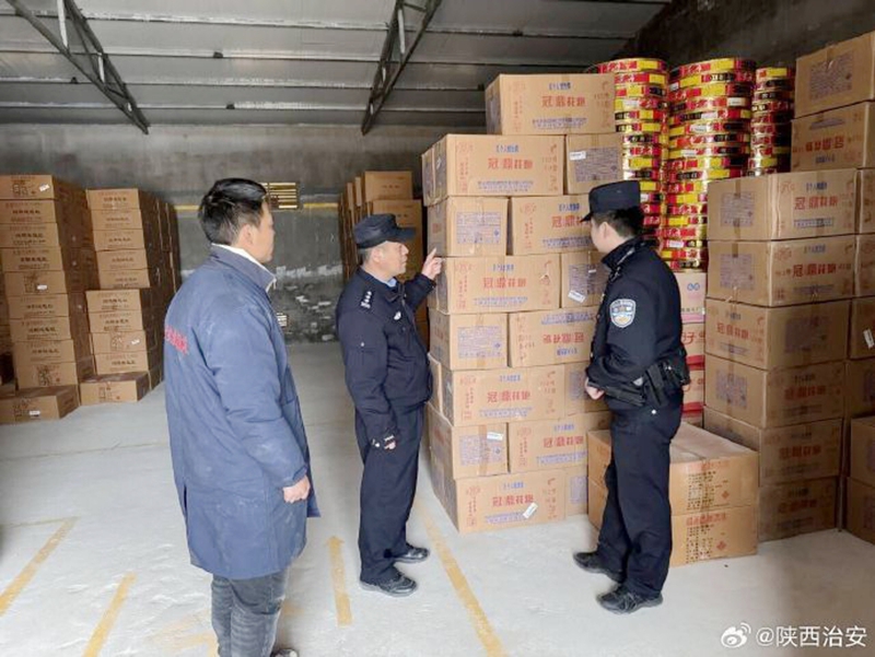 富平公安开展烟花爆竹安全检查。