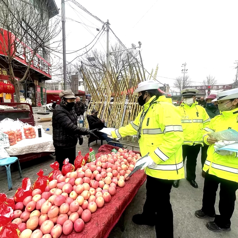 蒲城交警开展缓堵保畅和交通安全宣传活动。