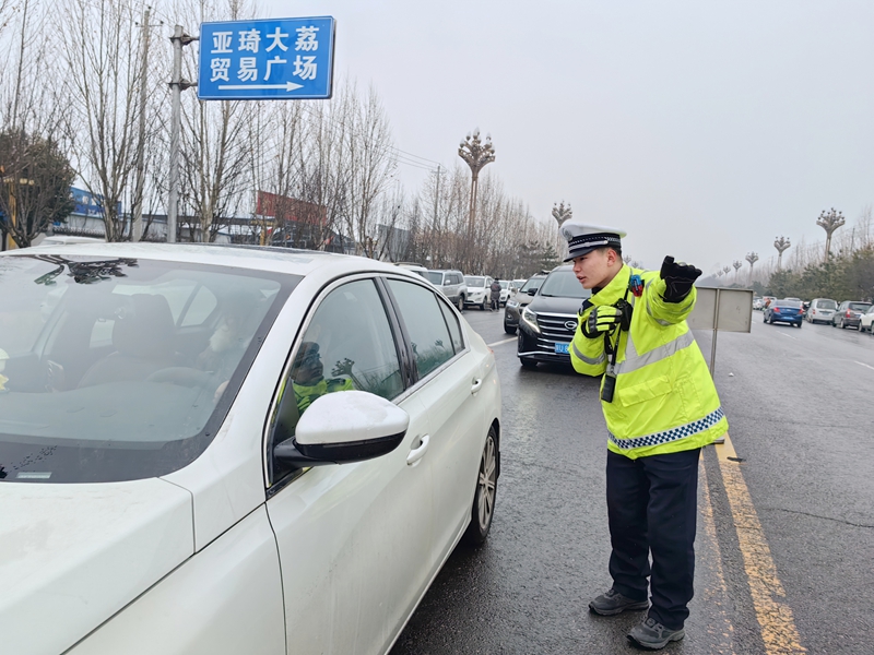 大荔县公安局交通管理大队全警上路对主城区、农贸市场周边等主要路段进行疏导保畅。