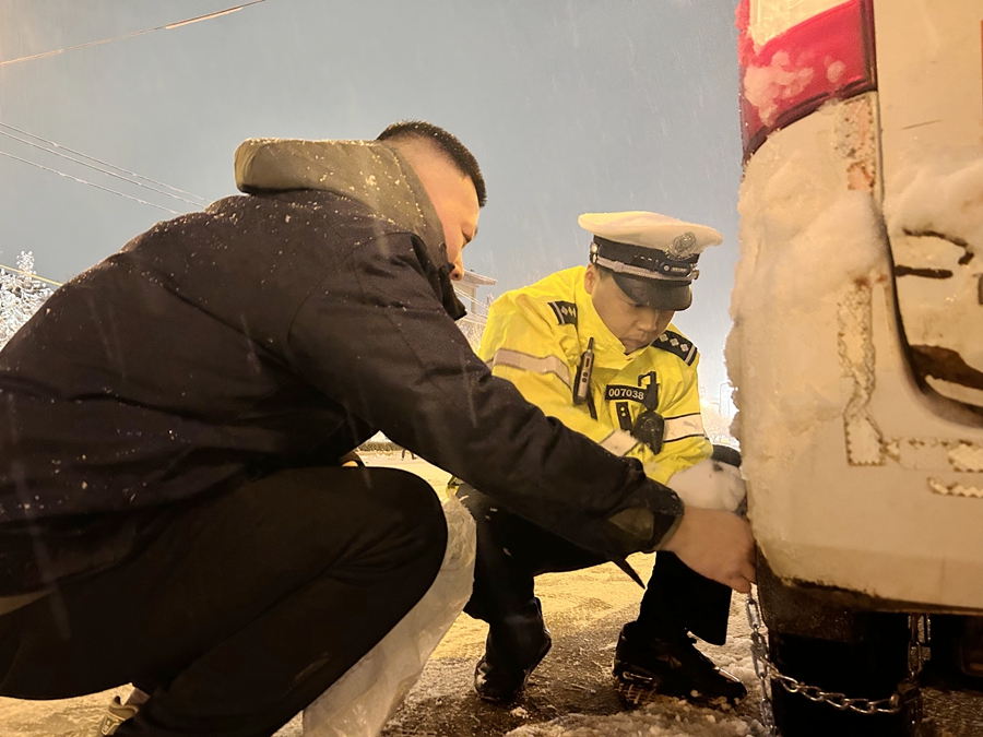 白水交警全力确保辖区道路交通安全畅通有序。