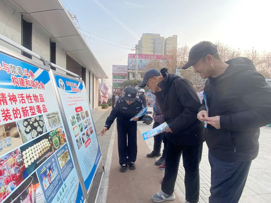 白水县公安局禁毒大队开展“春节将至年味浓 &nbsp;白水禁毒宣传行”宣传活动.