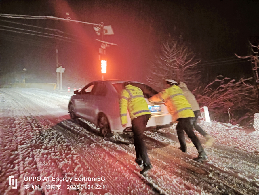 华州交警化身“推车侠”救助受困车辆。