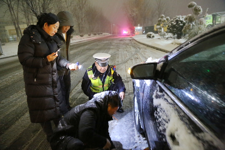 潼关交警全力保障辖区道路交通安全与畅通。