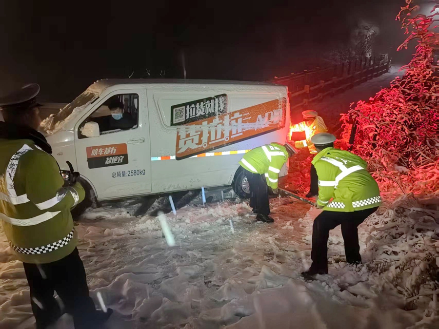 富平交警救出群众被困车辆。