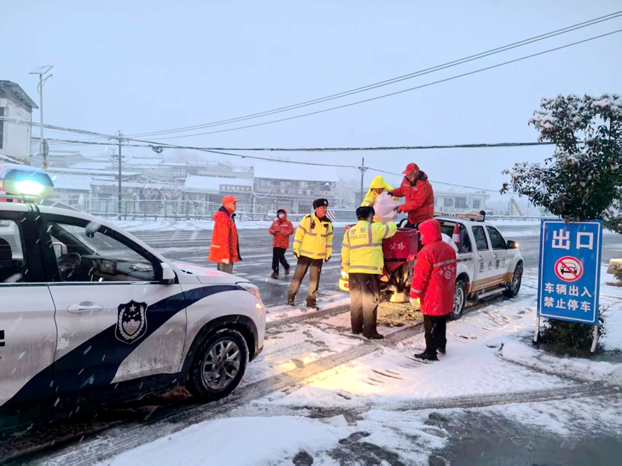大荔“路警联勤”积极应对恶劣天气。