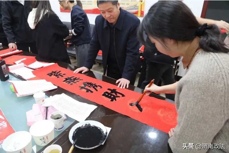 渭南市人民检察院开展春联书写赠送活动。 渭南市人民检察院开展春联书写赠送活动。