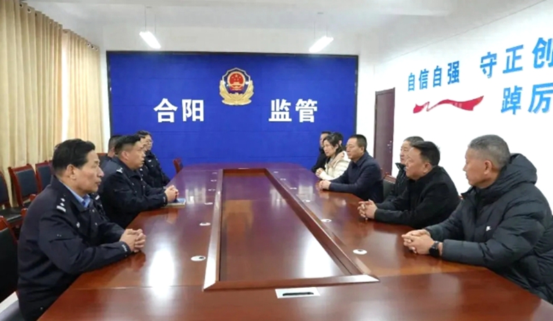 李红武、刘春合一行深入合阳县公安局慰问一线民辅警。 李红武、刘春合一行深入合阳县公安局慰问一线民辅警。