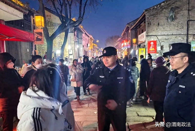 韩城公安全体民辅警投入“全天候”“连轴转”的安保工作。 韩城公安全体民辅警投入“全天候”“连轴转”的安保工作。