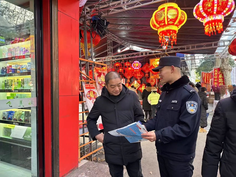 华州公安开展防范经济犯罪宣传活动。 华州公安开展防范经济犯罪宣传活动。