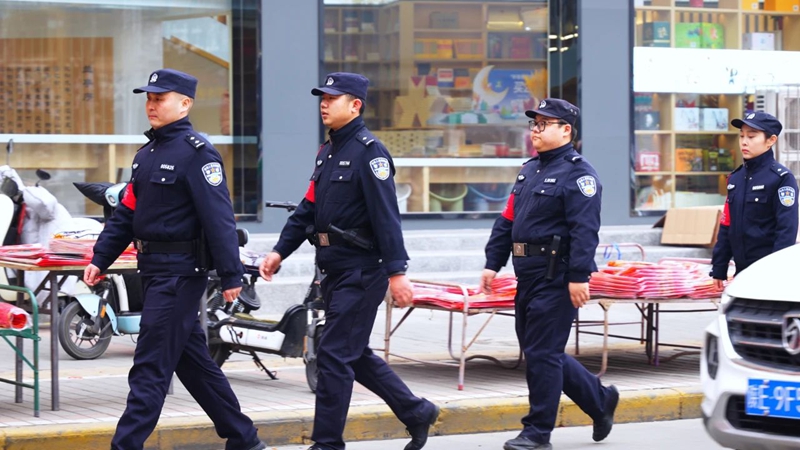 1 华阴公安民辅警穿梭在人流中和商铺间,守护着里里外外的安全。 1 华阴公安民辅警穿梭在人流中和商铺间,守护着里里外外的安全。