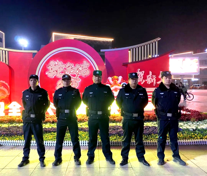 通过暖民辅警在主要街道、商场、广场、车站等人员密集场所进行24小时不间断巡逻防控。 通过暖民辅警在主要街道、商场、广场、车站等人员密集场所进行24小时不间断巡逻防控。