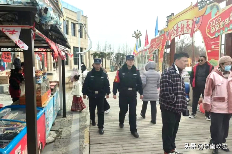 大荔公安民警在景区巡逻。 大荔公安民警在景区巡逻。