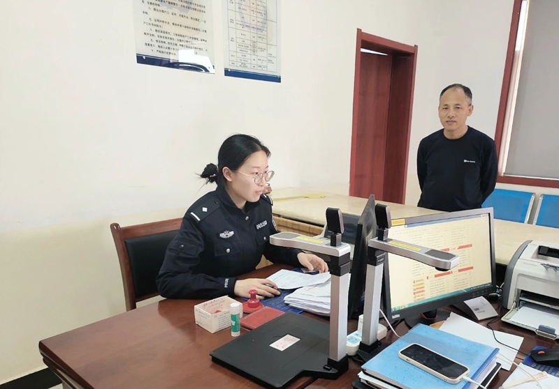 临渭公安户政窗口春节“不打烊”。 临渭公安户政窗口春节“不打烊”。