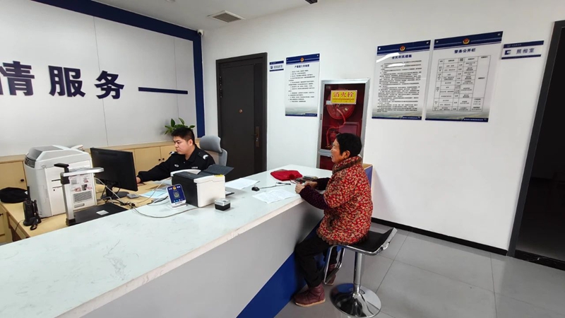 潼关公安户籍窗口服务“不打烊”。 潼关公安户籍窗口服务“不打烊”。